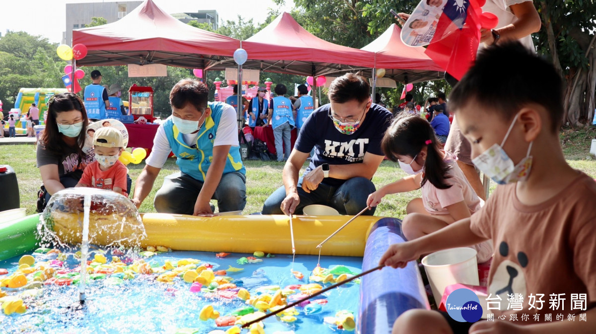 立委江啟臣(左四)、臺中市議員候選人吳振嘉(左三)參加「國慶童樂嘉年華」，與大小朋友釣魚同樂。