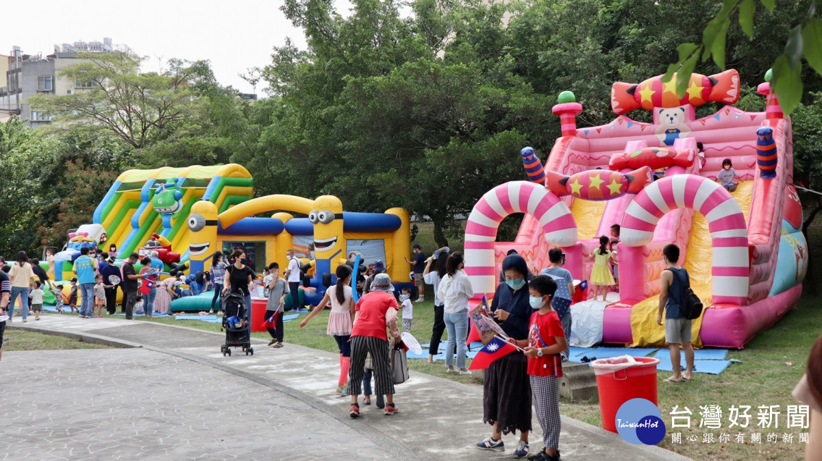「國慶童樂嘉年華」吸引超過五百位的大小朋友參與，活動現場氣氛歡樂。