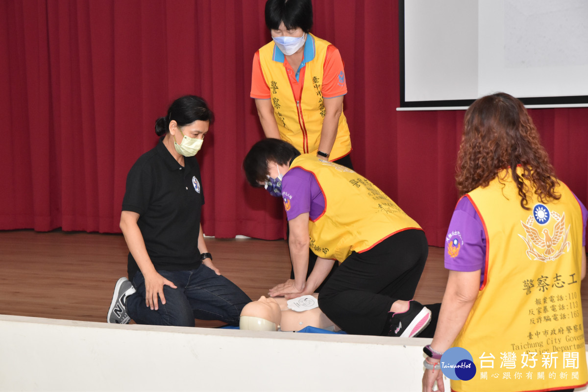 廖慧貞指導志工「心肺復甦術（CPR）」及「哈姆立克法」等基礎救護常識。