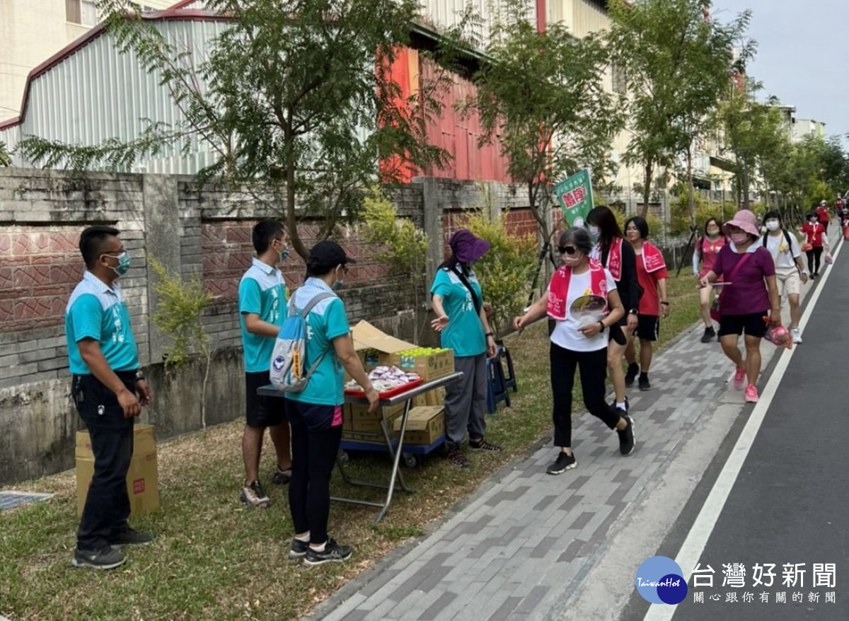 台中市議員蕭隆澤、周永鴻、賴朝國、徐瑄灃於健走路線資助設立點心補給站。