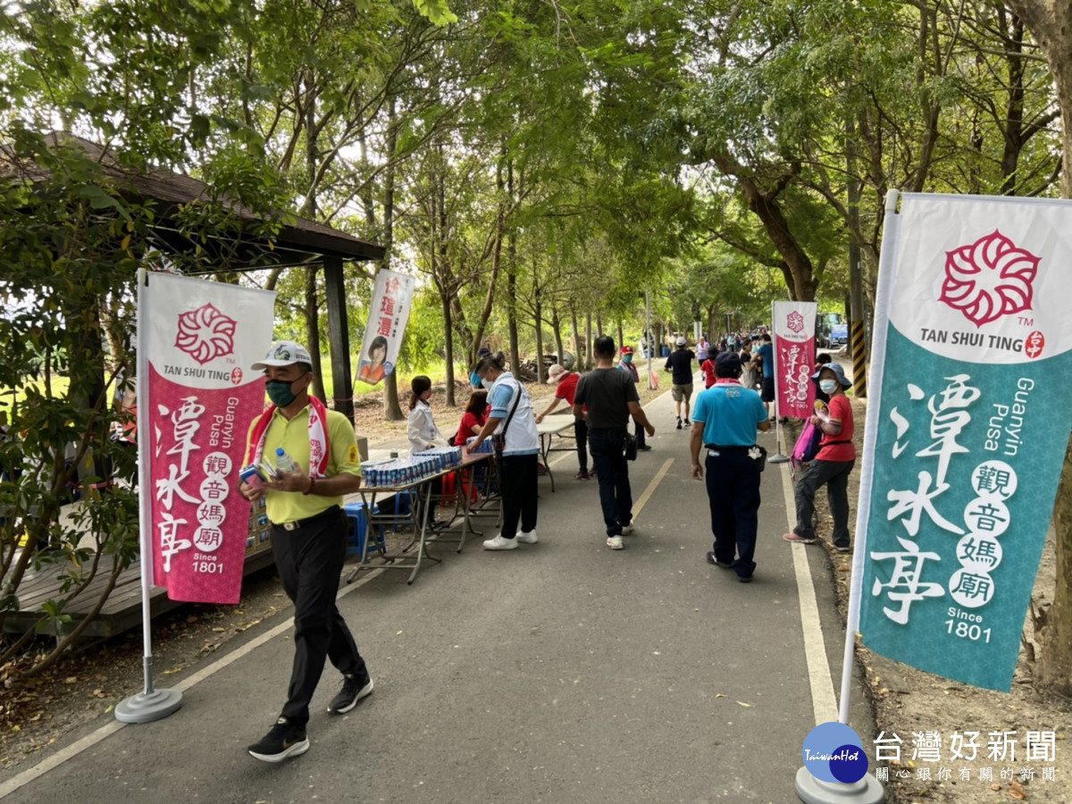 台中市議員蕭隆澤、周永鴻、賴朝國、徐瑄灃於健走路線資助設立點心補給站。