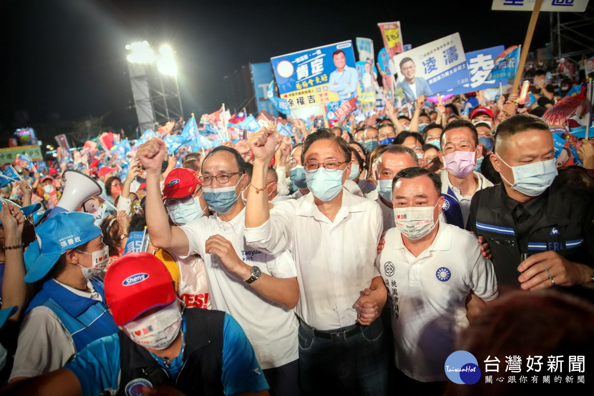 國民黨主席朱立倫、市長候選人張善政及議長邱奕勝在旗隊及支持者簇擁下進場。