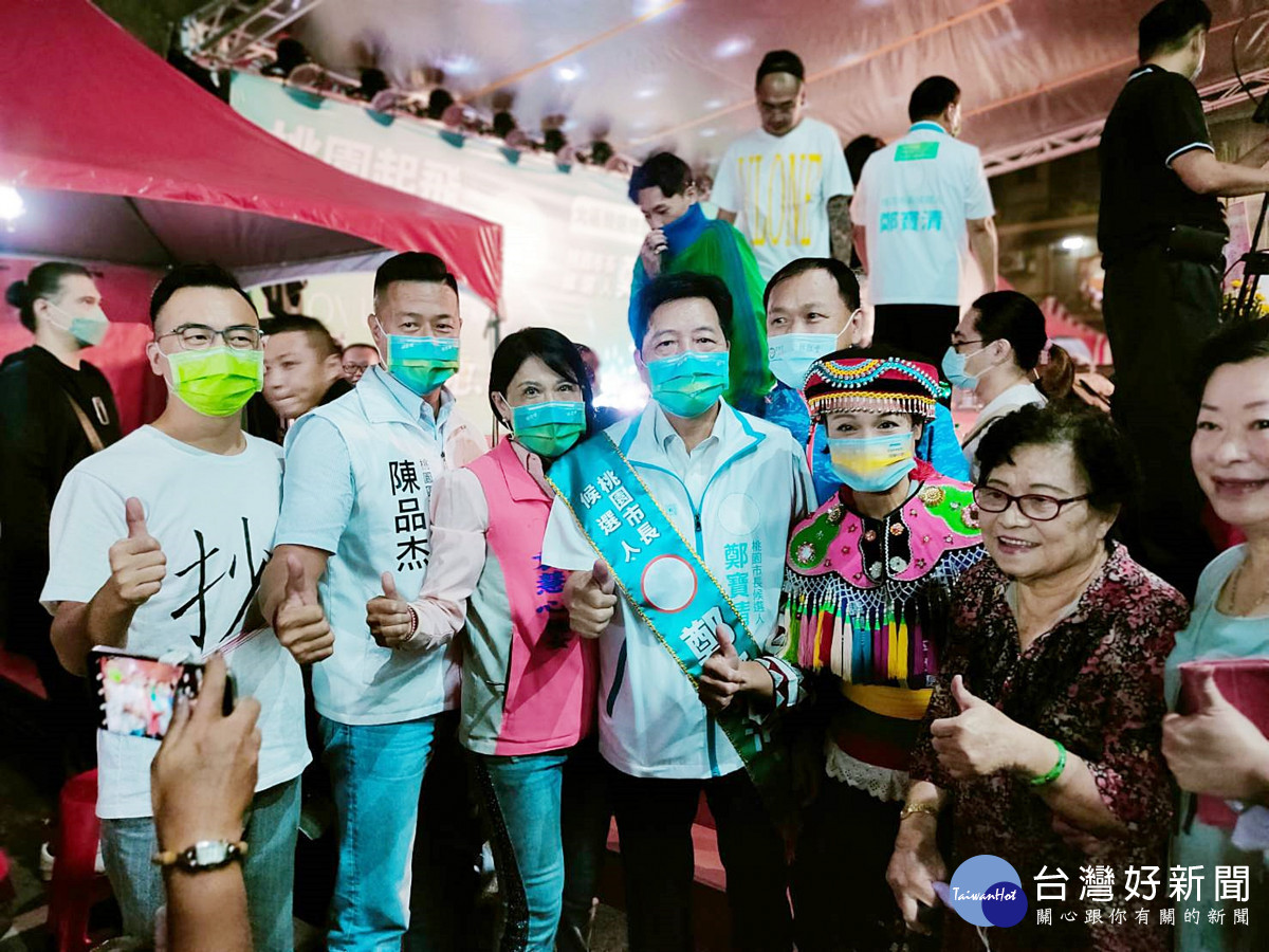 參選桃園區市議員的候選袁慧心、陳品杰，參選中壢區的市議員參選人游智彬及平地原住民市議員參選人蔡惠蘭到場聲援鄭寶清