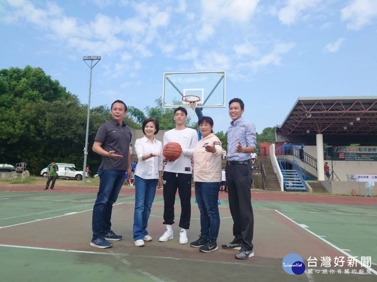 職籃人氣王魏嘉豪（中）是南投縣長候選人蔡培慧的表姪。