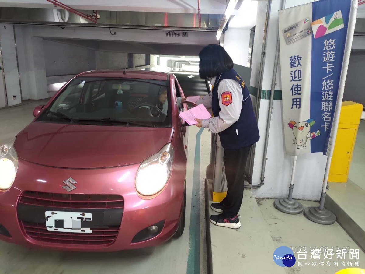 市政公園地下停車場提供汽車899格與機車400格停車位