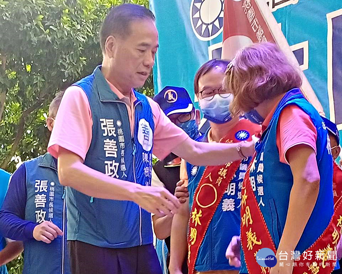 龜山區市議員選人林明義總部成立    陳根德總幹事為林明義披上競選彩帶