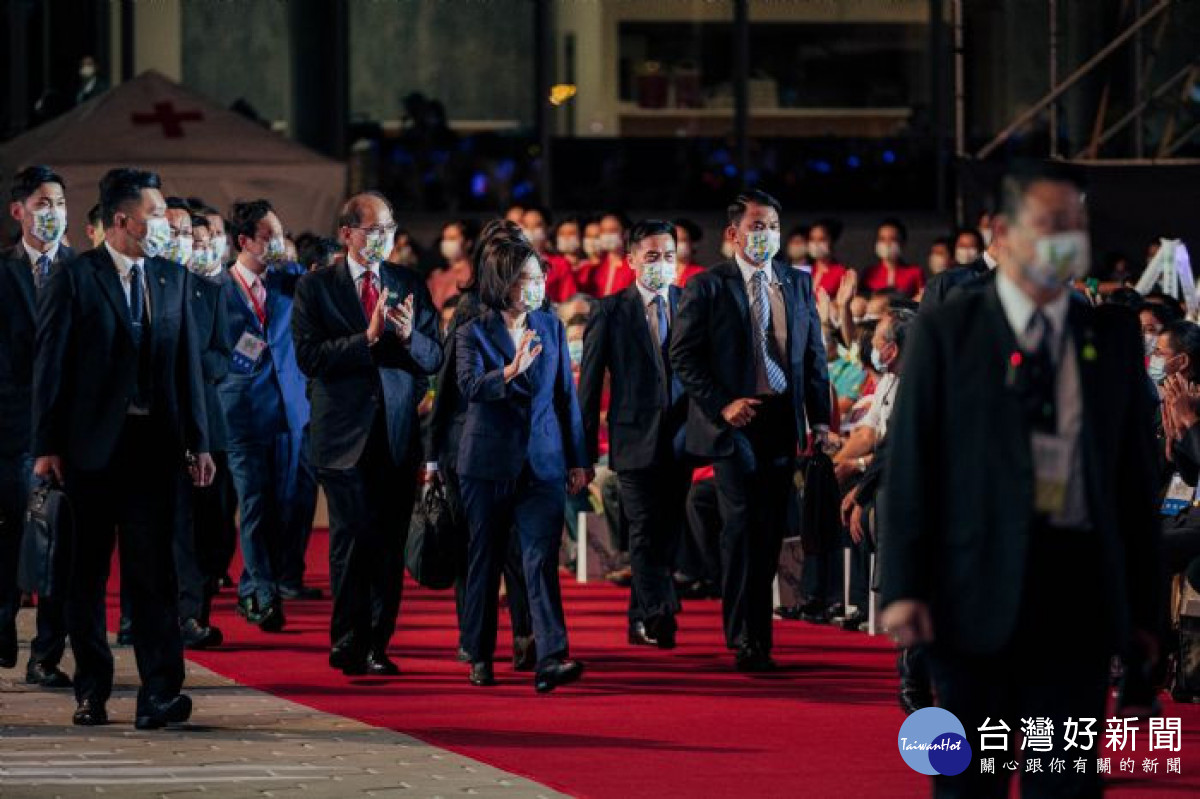 蔡總統率領行政團隊蒞臨國慶晚會。