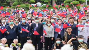 ▲國慶升旗典禮陳其邁與議長曾麗燕、市府團隊及市民朋友一同齊聚四維行政中心，共同祝福中華民國111年生日快樂。（圖／記者 許高祥 攝）
