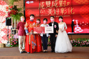 2022彰化縣聯合婚禮，縣長王惠美為32對新人福證。圖／彰化縣政府提供