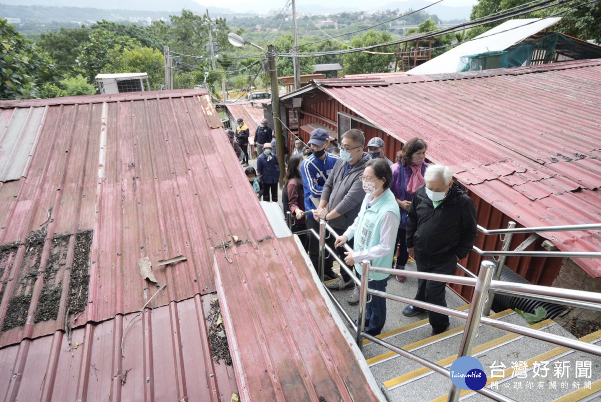 賴香伶針對大溪河濱撒烏瓦知部落生活環境老舊，邀集中央原住民委會及市府原民局到場會勘。<br /><br />
<br /><br />
