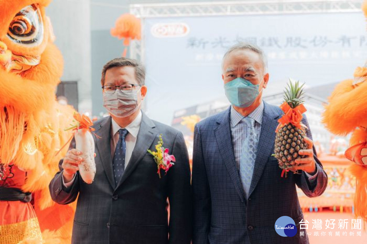 鄭市長與新光鋼鐵董事長粟明德合照。