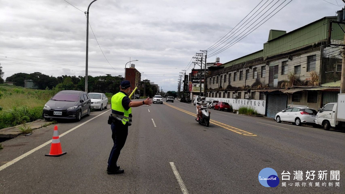 塑膠原料顆粒散落路面，大園警迅速排除維護交通安全。
