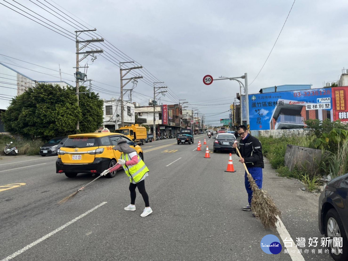塑膠原料顆粒散落路面，大園警迅速排除維護交通安全。