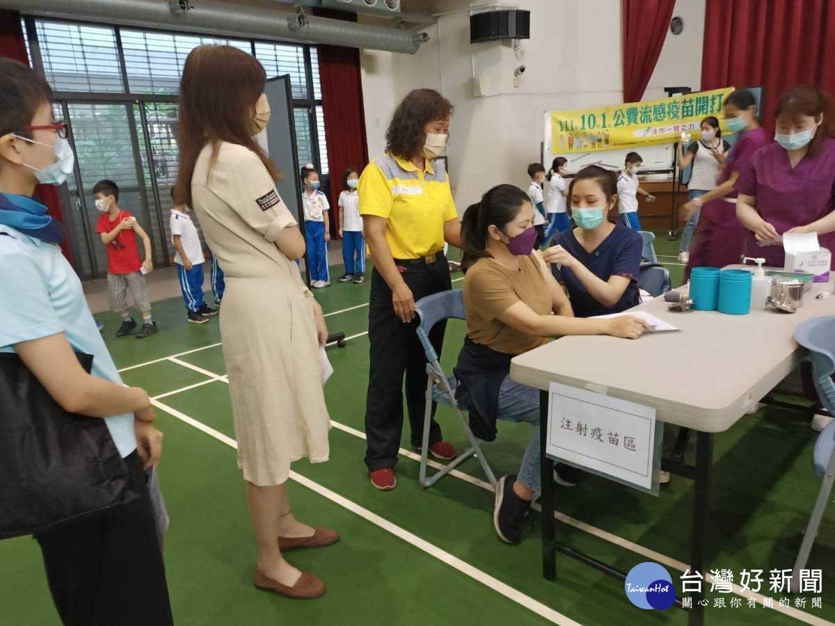 台中市教育局今年採購2萬劑四價流感疫苗，提供非公費對象的學校教職員工接種。