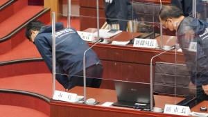 ▲陳其邁率市府團隊深深一鞠躬，感謝眾議員監督。（圖／記者 許高祥 攝）