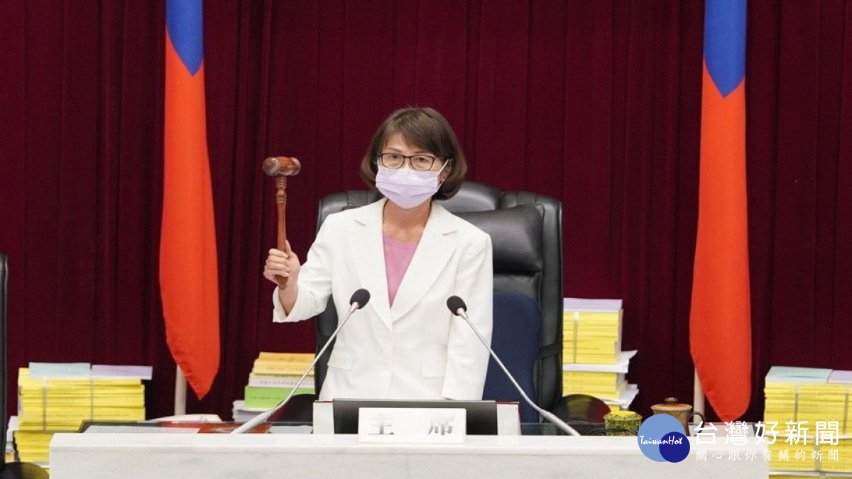 ▲議長曾麗燕敲下議事槌，宣布本會期任務圓滿結束。（圖／記者 許高祥 攝）