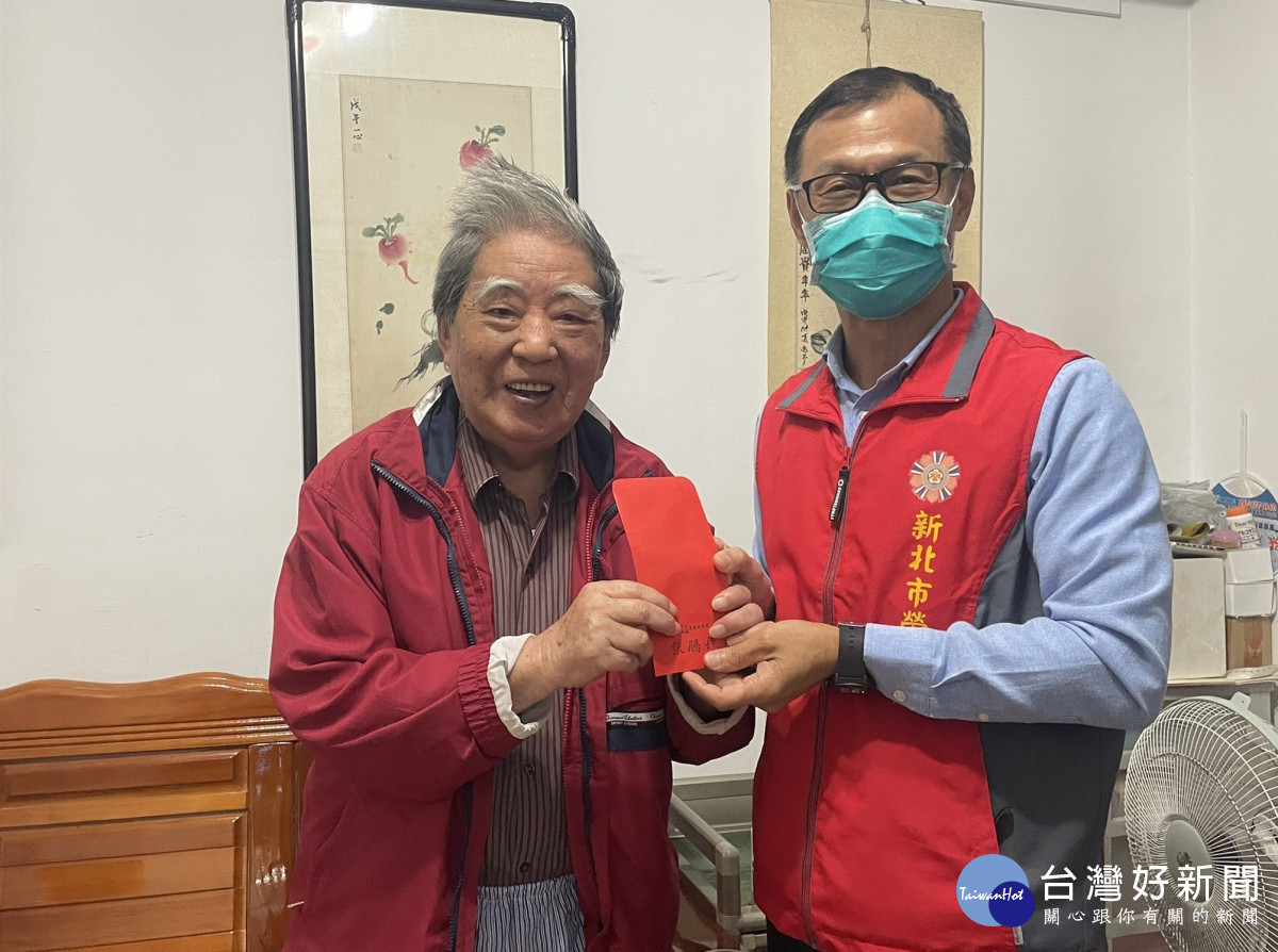 百歲榮民蔣伯伯(左)，開心地自周處長(右)手中接下慈善會的關慰禮金