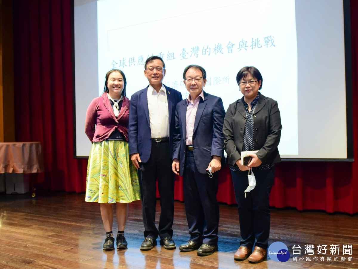 中原大學「智庫週」講座，左起陳筱琪處長、林廷芳董事長、陳信宏所長及彭妮絲主任。