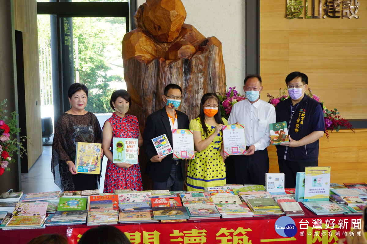 慶山建設公司攜手市議員陳清龍服務處贈書給台中豐原、石岡、后里25所國中、國小。