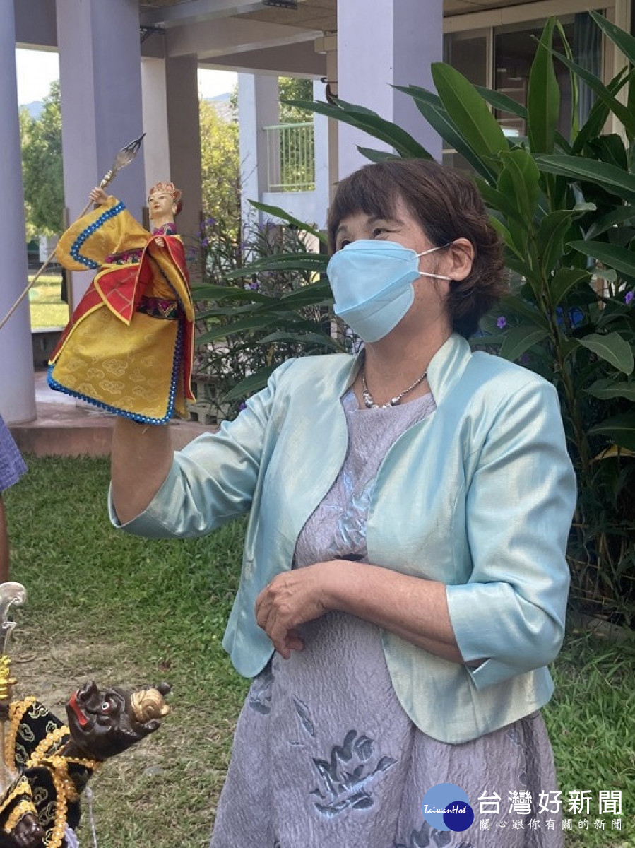 張瑞僑委員認為以客語布袋戲推廣客語是很好的學習途徑。