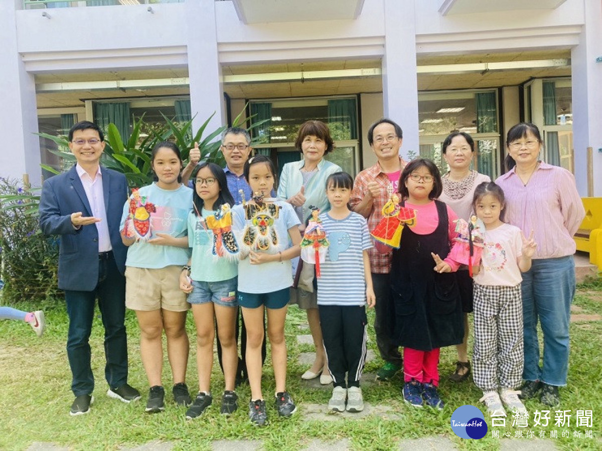 張瑞僑委員與土牛國小客語布袋戲課程學生合影並鼓勵學弟妹好好學習客語。