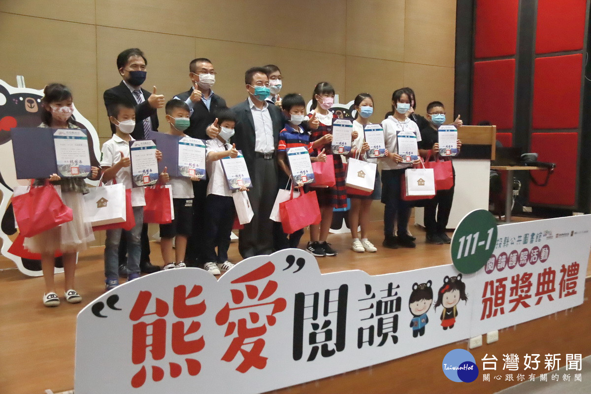 林榮森局長為閱讀達人頒獎。（記者扶小萍攝）