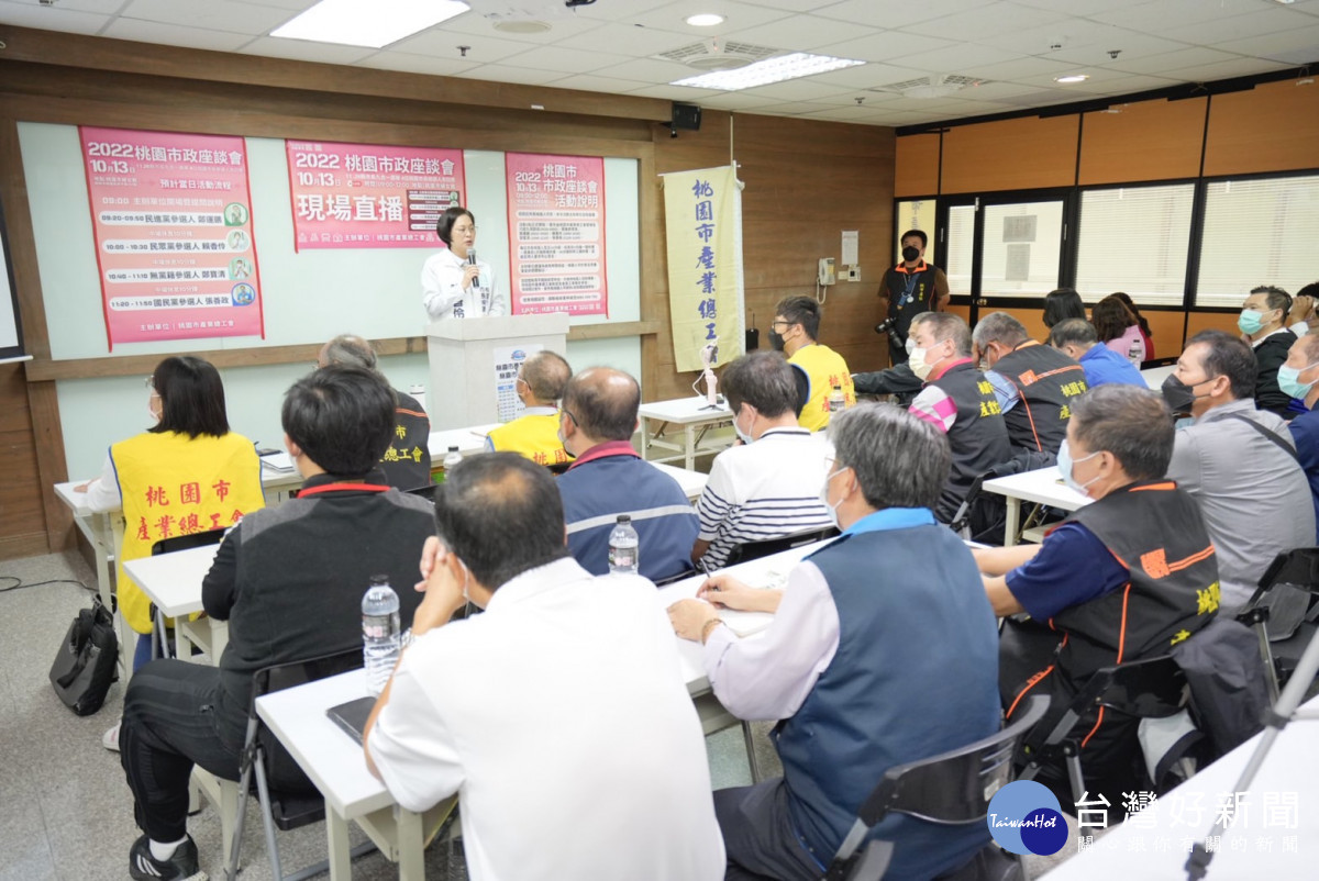 台灣民眾黨桃園市長候選人賴香伶出席桃園市產業總工會舉辦的市政說明座談會。