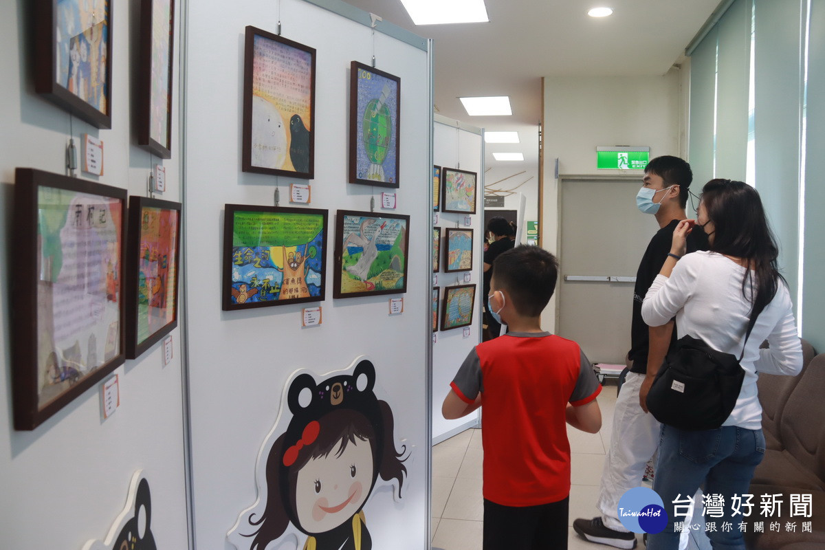 會場展出說情書意作品。（記者扶小萍攝）