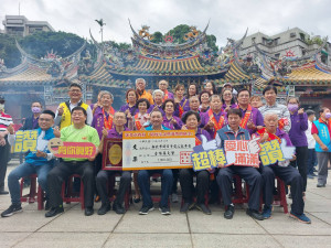 頂泰山巖捐贈100萬元防疫基金暨弱勢照顧金給新北市好日子愛心大平台，為防疫工作盡一份心力，侯友宜特頒贈感謝牌表達謝忱