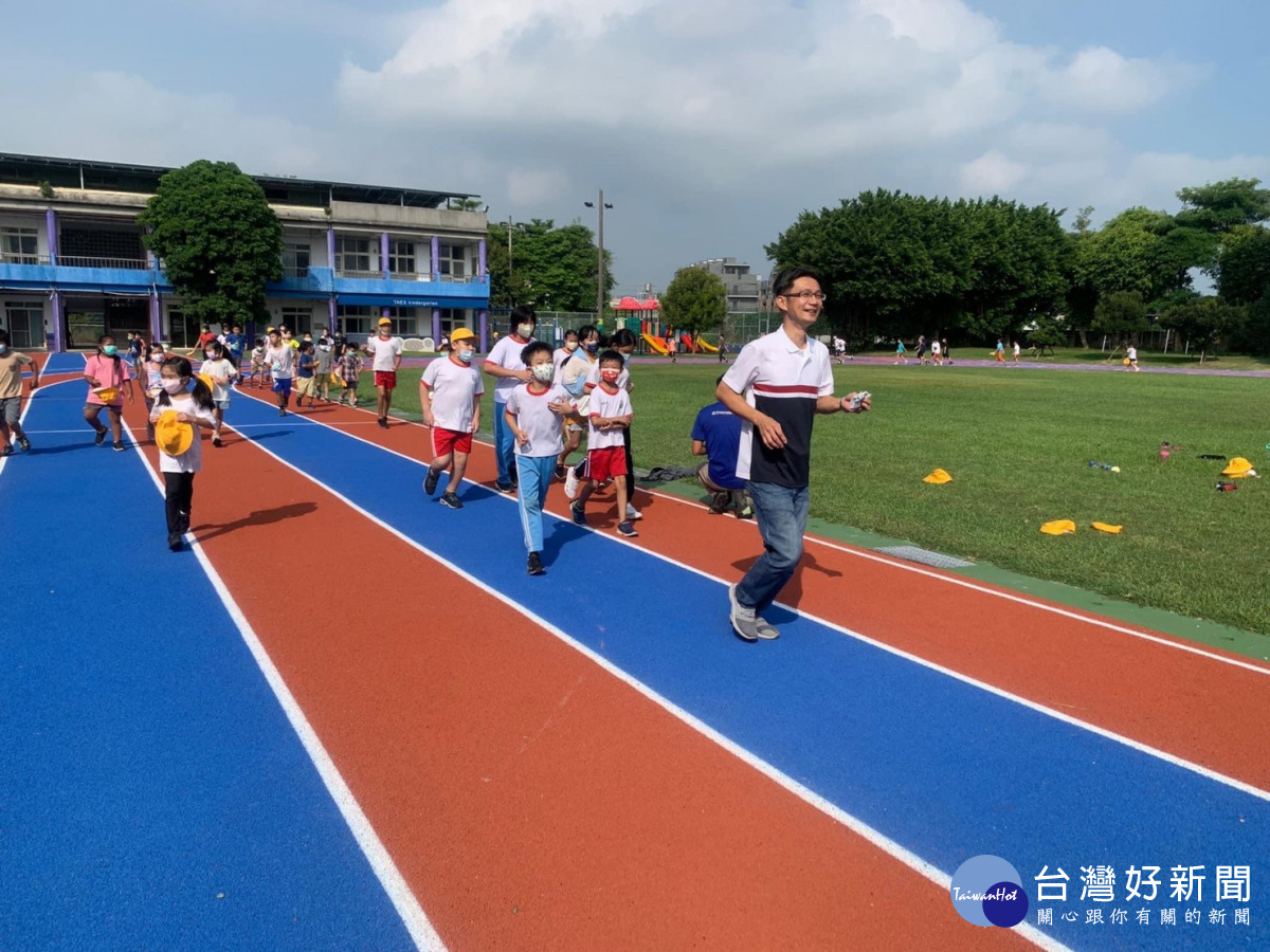 台中市政府積極改善校園運動環境 ，4年投入9.5億元經費整建150所學校跑道。