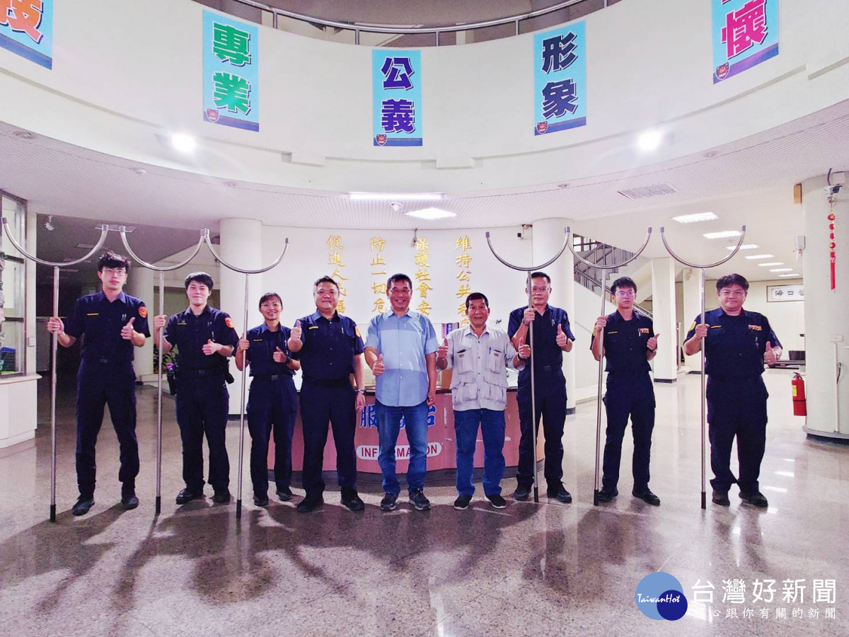 專利擁有人陳天送(右四)贈送臺西警分局20組「月牙棒阻行器」／警方提供