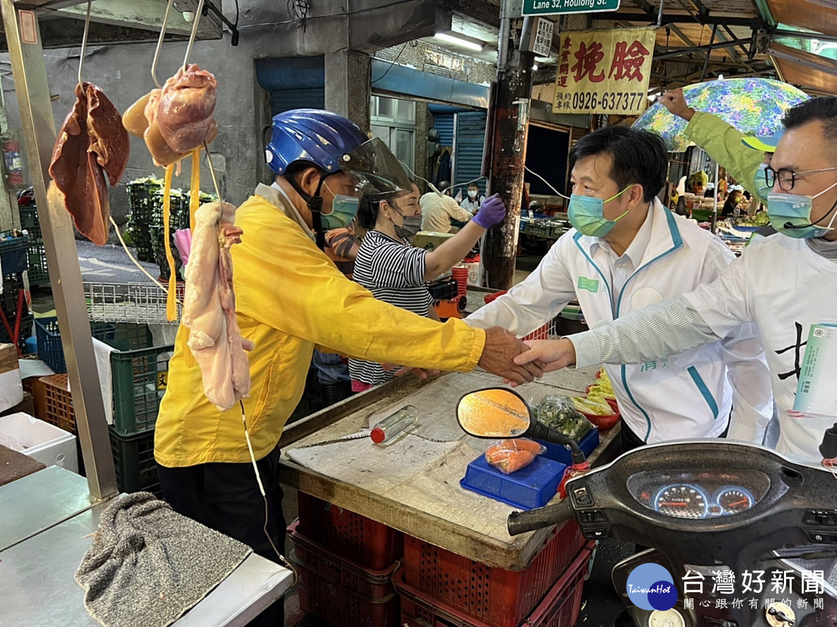 鄭寶清忠貞市場掃街拜票           爭取中間選民認同支持