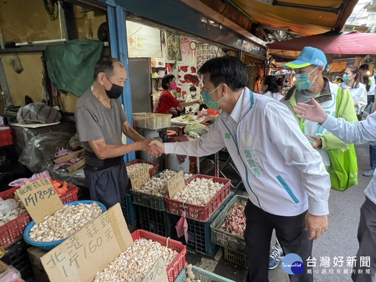 鄭寶清忠貞市場掃街拜票           爭取中間選民認同支持
