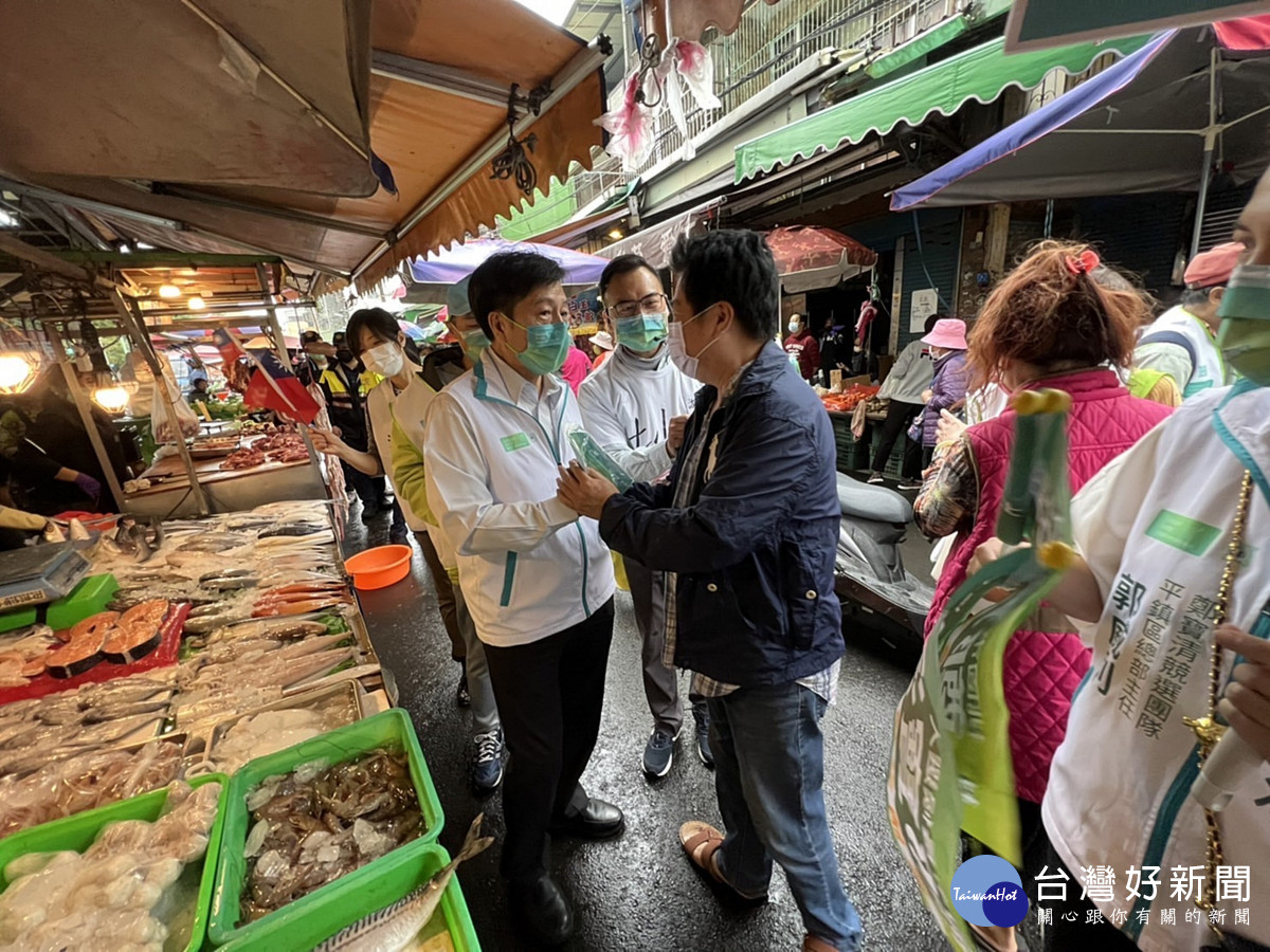 鄭寶清忠貞市場掃街拜票           爭取中間選民認同支持
