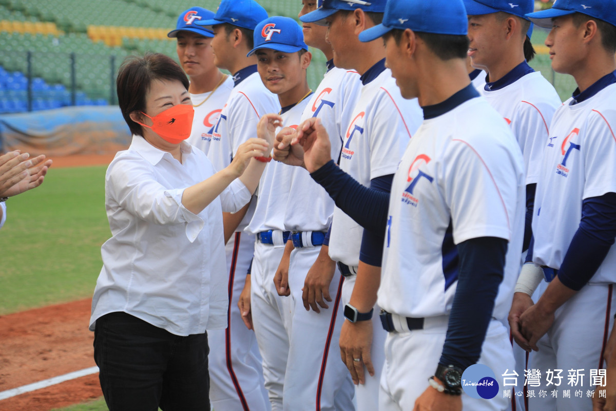 台中市長盧秀燕慰勉U23棒球國家隊選手。