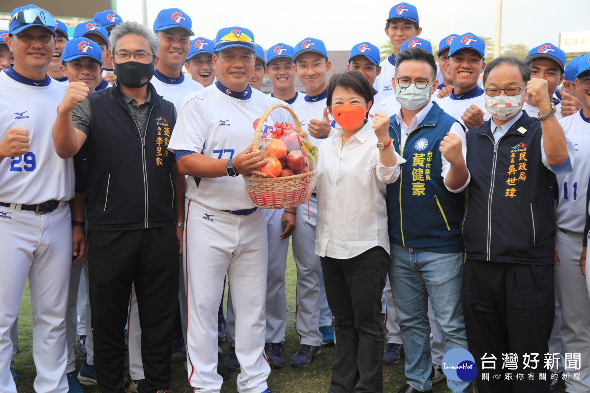 台中市長盧秀燕致贈水果禮籃預祝U23國家隊選手勇奪佳績。