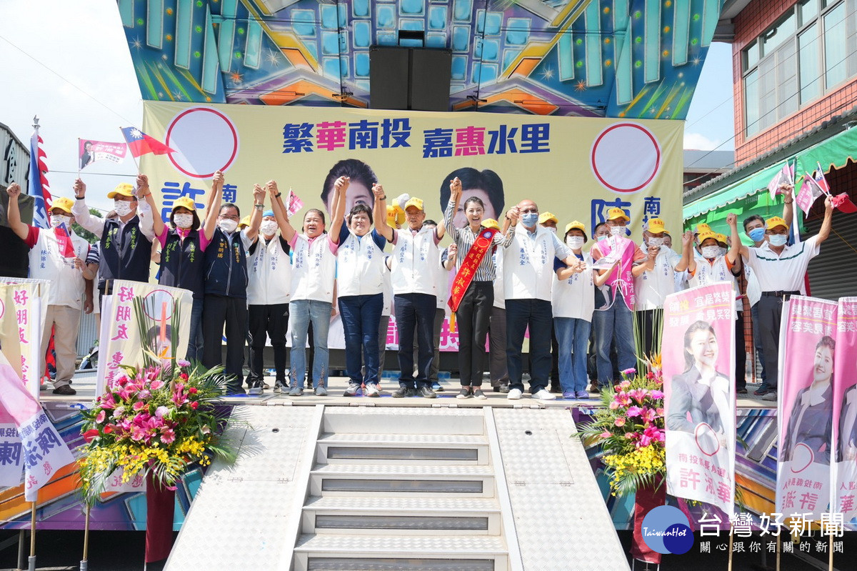 兩候選人與地方各界呼凍蒜。（許淑華服務處提供）