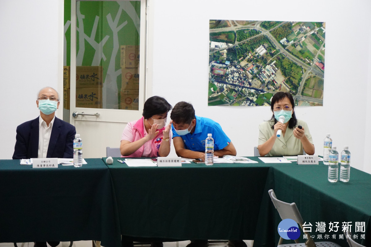 豐原醫院院長賴慧貞(右一)說明后里住宿型長照機構辦理進度。