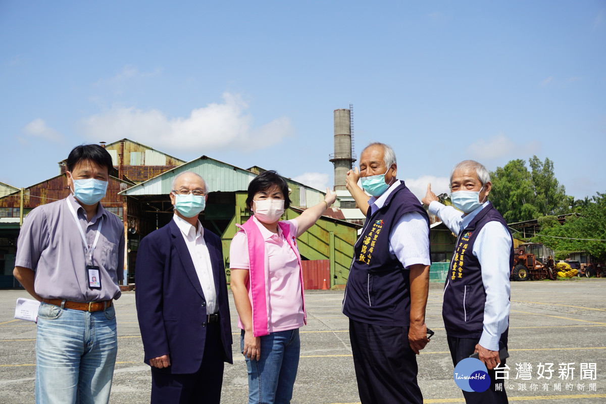 月眉糖廠煙囪頂部毀損嚴重，立委楊瓊瓔(左三)、市議員陳本添發起搶救工業遺跡。