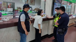 中興警方苦口婆心力勸婦人不要匯款。（中興分局提供）