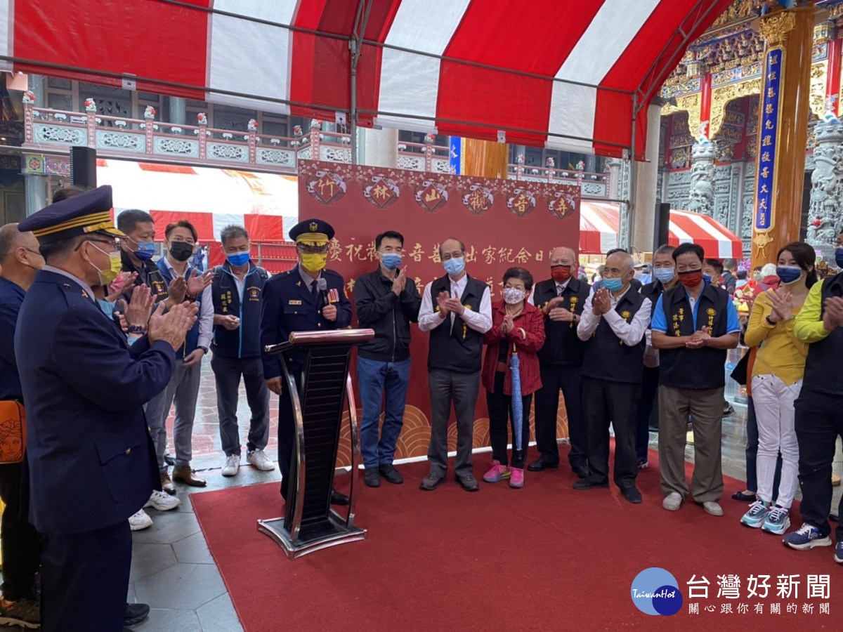 竹林山觀音寺熱心公益　捐贈林口警分局反光背心