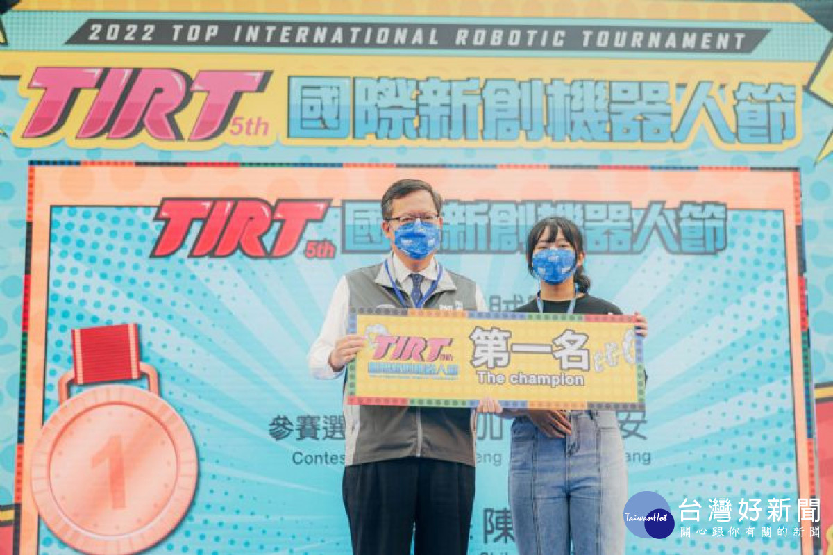 鄭市長頒發「自駕車線上創客競賽」獎項予績優學生。