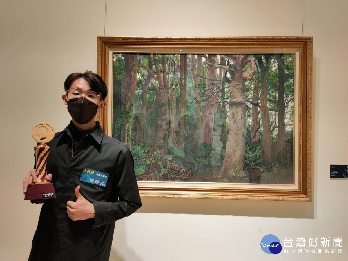 最年青的得獎人，23歲的油畫水彩類-張瑞昇作品《小坪頂樹林》。圖／記者鄧富珍攝