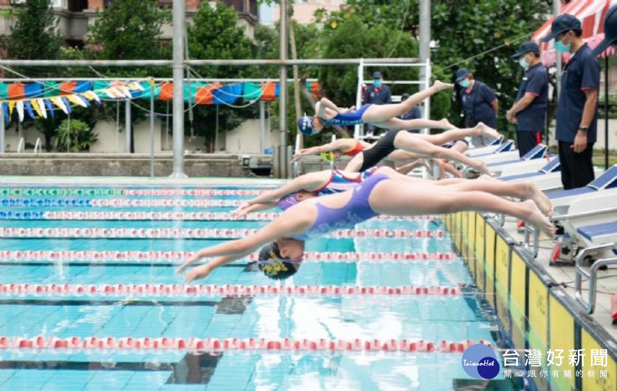 市運會游泳錦標賽為桃園最高層級游泳競賽，分為國小、國中及公開男、女組共6組別。