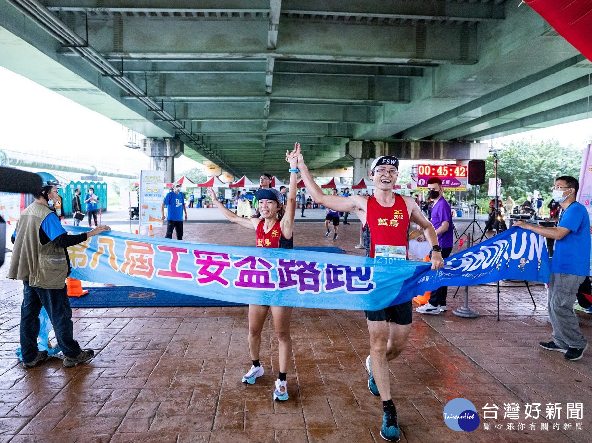 新北第8屆工安盃路跑　參賽者不畏風雨跑出健康