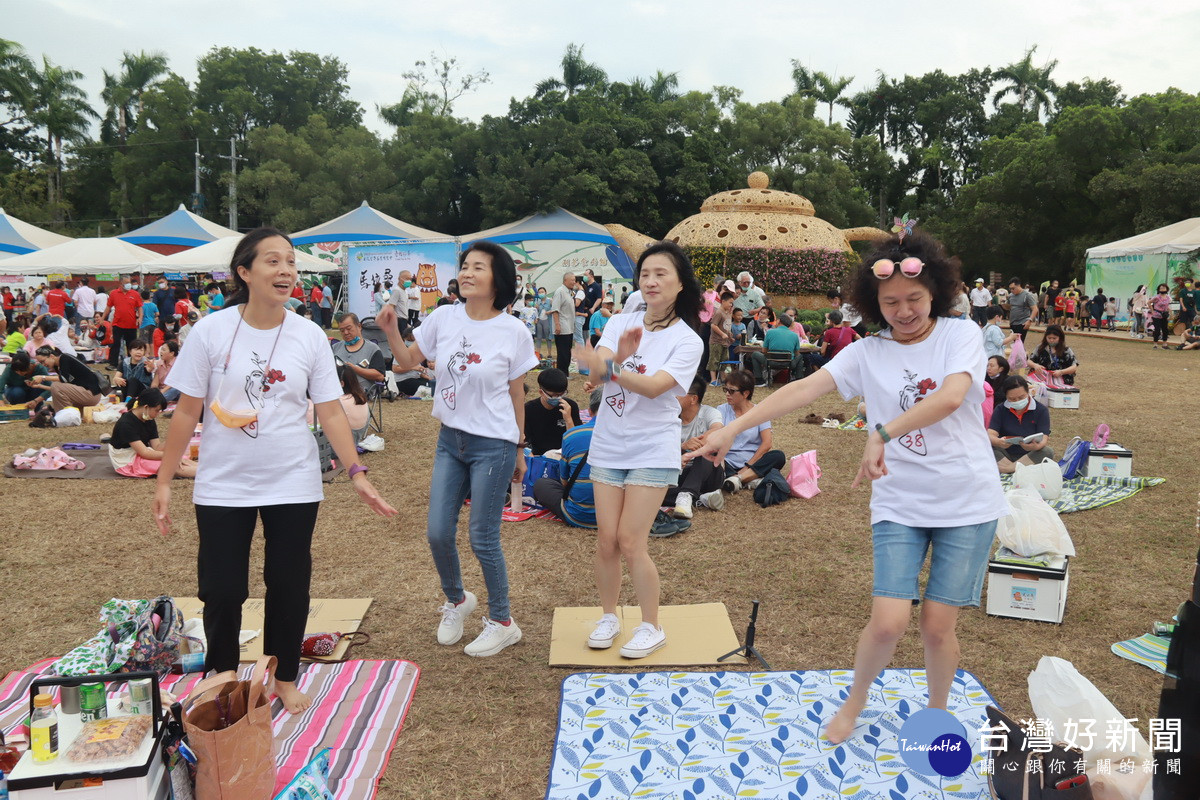 這團姐妹團來自台北，聞樂起舞。（記者扶小萍攝）