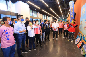 台中市率全國之先「首創」兼具成人與兒童設施、課程的運動中心，立委蔣萬安在市長盧秀燕陪同下，參訪潭子國民暨兒童運動中心參訪交流