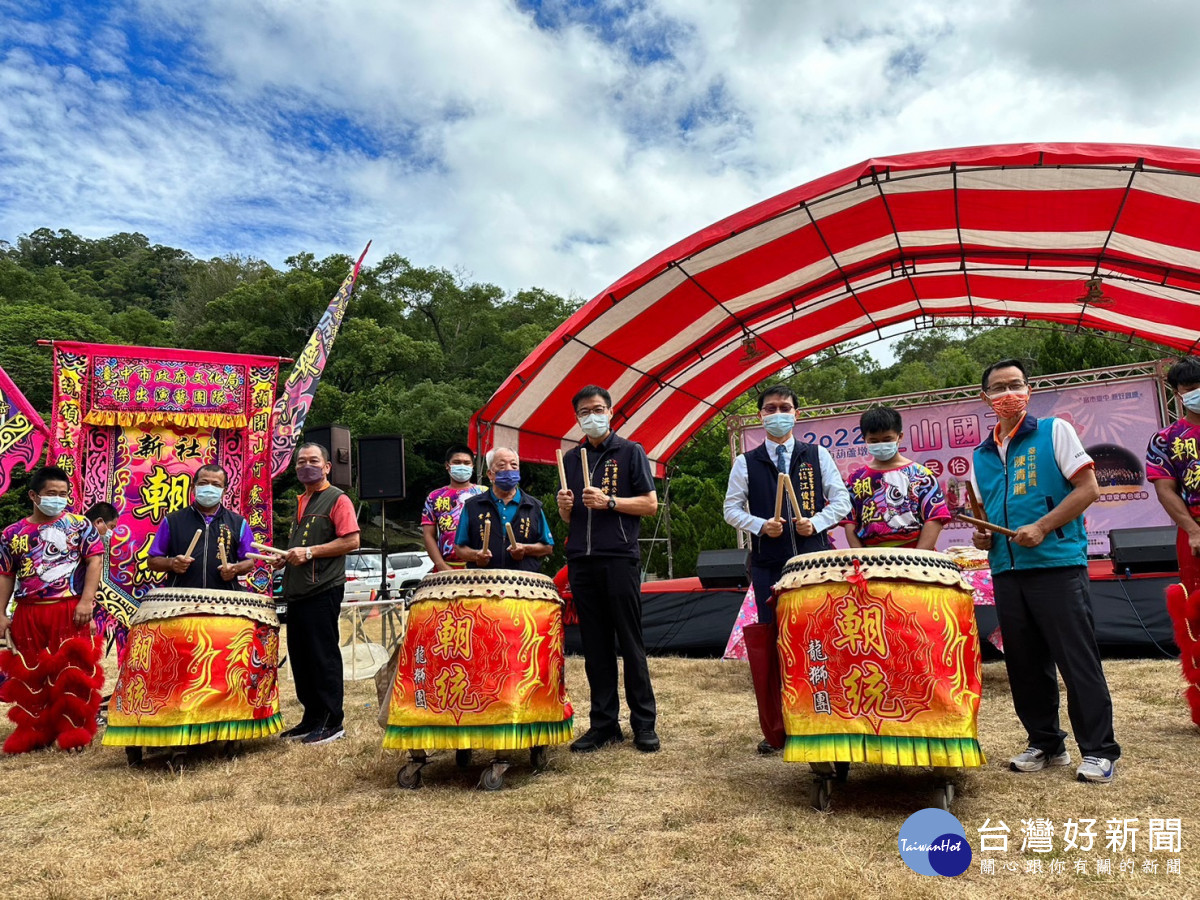 台中市客委會主委江俊龍(右三)、台中市議員陳清龍(右一)及與會貴賓一同起戰鼓，為市民祈福。