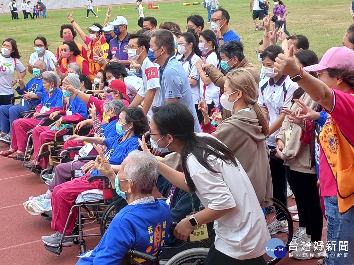 仁馨樂活園區15位長輩參加「我是小英雄運動會」。