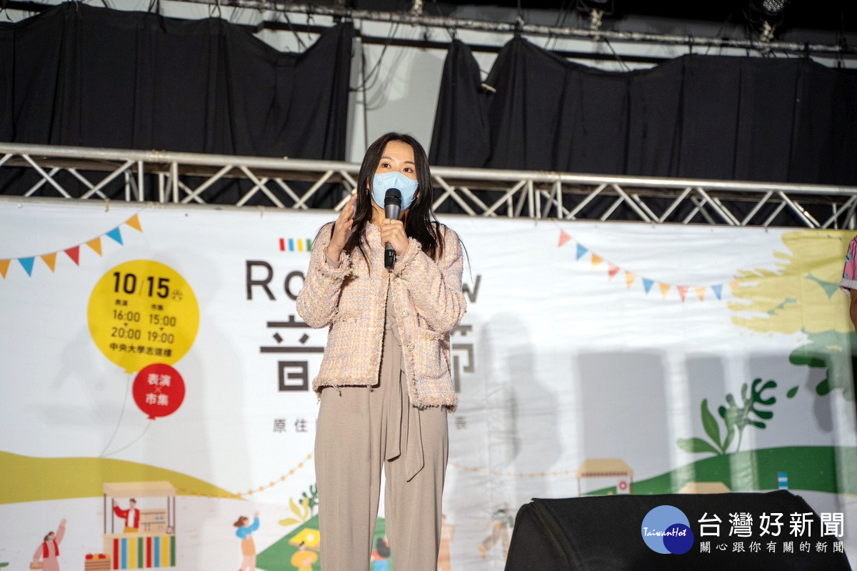 市府青年事務局長陳冠穎於「Romadiw(露瑪遛)音樂節x原住民族青年成果展」中致詞。